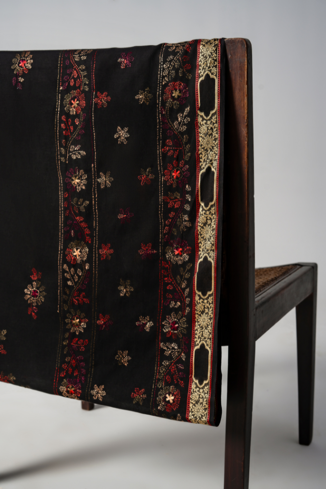 Sarwat Noir Gold Border