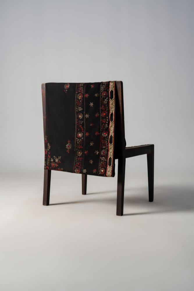 Sarwat Noir Gold Border
